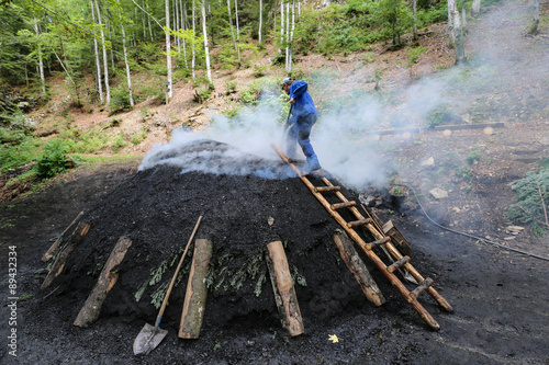 Rauchender Kohlenmeiler im Schwarzwald nach traditionellem Köhler - Handwerk aus  reinem Buchenholz hergestellt