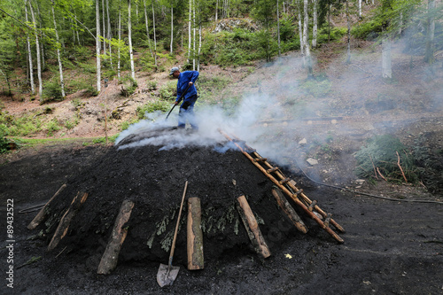 Rauchender Kohlenmeiler im Schwarzwald nach traditionellem Köhler - Handwerk aus  reinem Buchenholz hergestellt