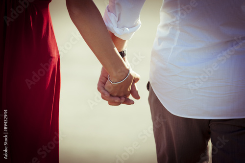 coppia amore mano nella mano