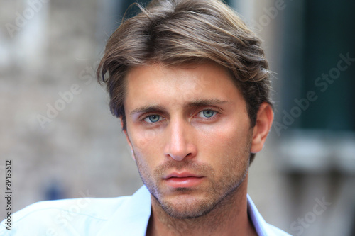 Fotografi attractive young man with blue eyes