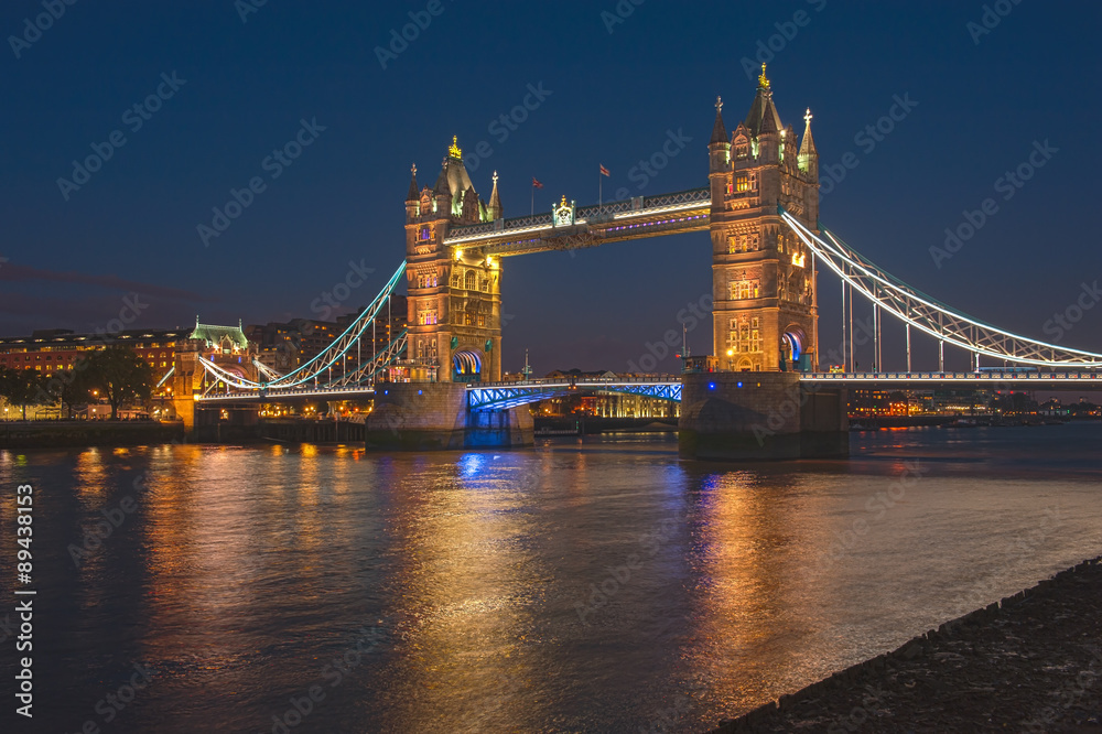 Obraz premium London tower bridge at night time