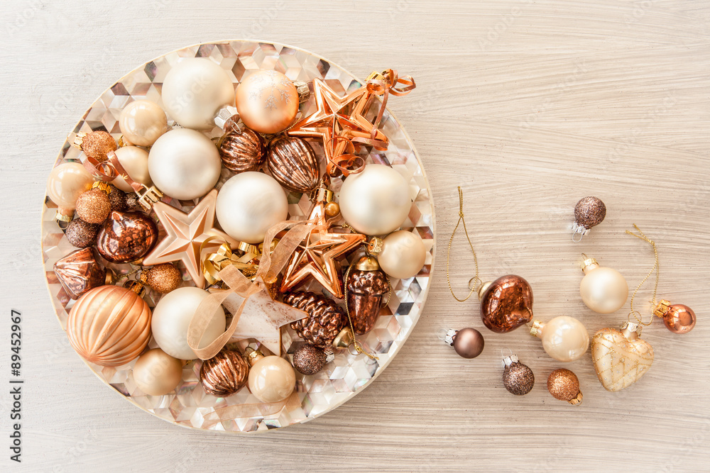 Obraz premium Weihnachtsbaumschmuck in Bronezetoenen