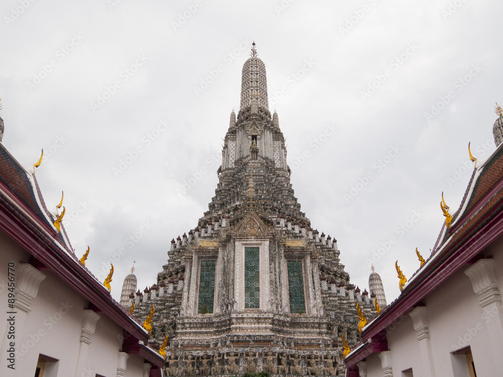 Fototapeta premium Photo of Landscape Wat Arun Buddhist religious places of importance to the field
