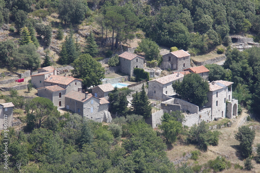 Village de la Rouvierrette dans les Cévennes, vue aérienne