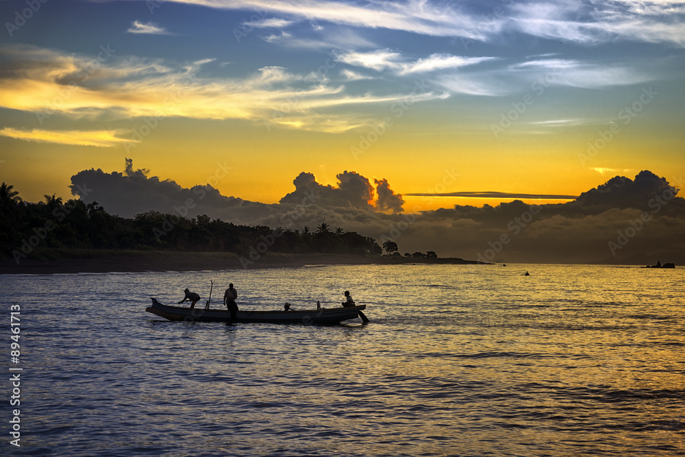 Rybacy , poławiacze o świcie na oceanie Indyjskim o 5 rano u wybrzeży wyspy Jawa