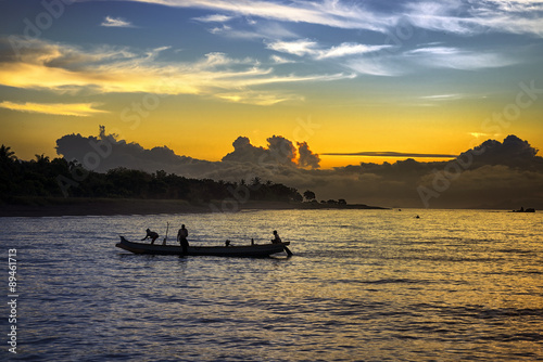 Rybacy , poławiacze o świcie na oceanie Indyjskim o 5 rano u wybrzeży wyspy Jawa