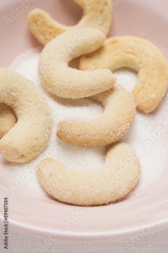 Vanilla crescents on sugar © superfood