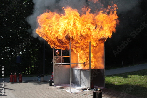 Hier hat ein Feuerwehrmann einen Fettbrand simuliert und versucht diesen Brand mit Hilfe von Wasser zu löschen. Es entstand eine Stichflamme mit einer Hitzeentwicklung von bis zu 700 Grad Celsius. photo