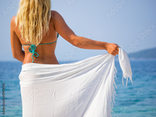 Принти на полотні Woman in sarong standing on the beach