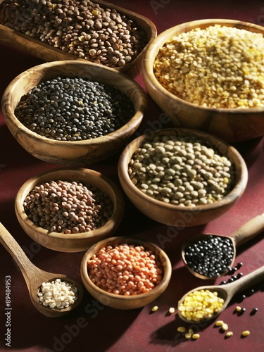 Various shelled and unshelled lentils