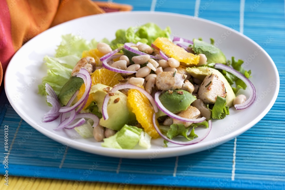Lukewarm chicken salad with beans, avocado and oranges Lukewarm chicken salad with beans, avocado and oranges