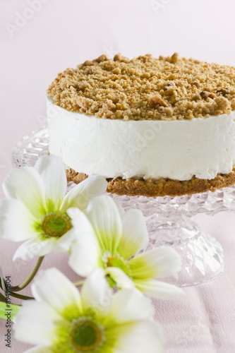 Cuadro en lienzo A cream cheese cake topped with crumbles
