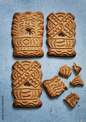 Gingerbread biscuits, whole and broken