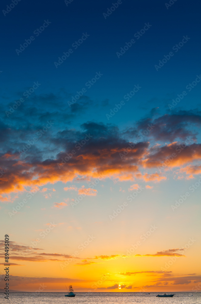 Obraz premium Beautiful sunset behind sport fishing boat on Maui, Hawaii, USA