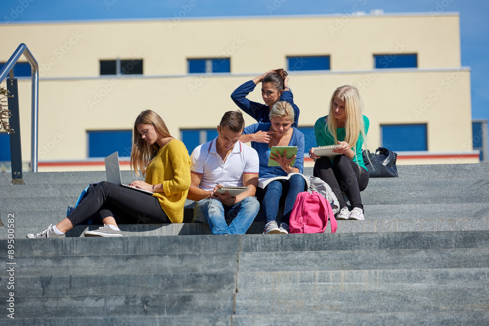 Obraz premium students outside sitting on steps