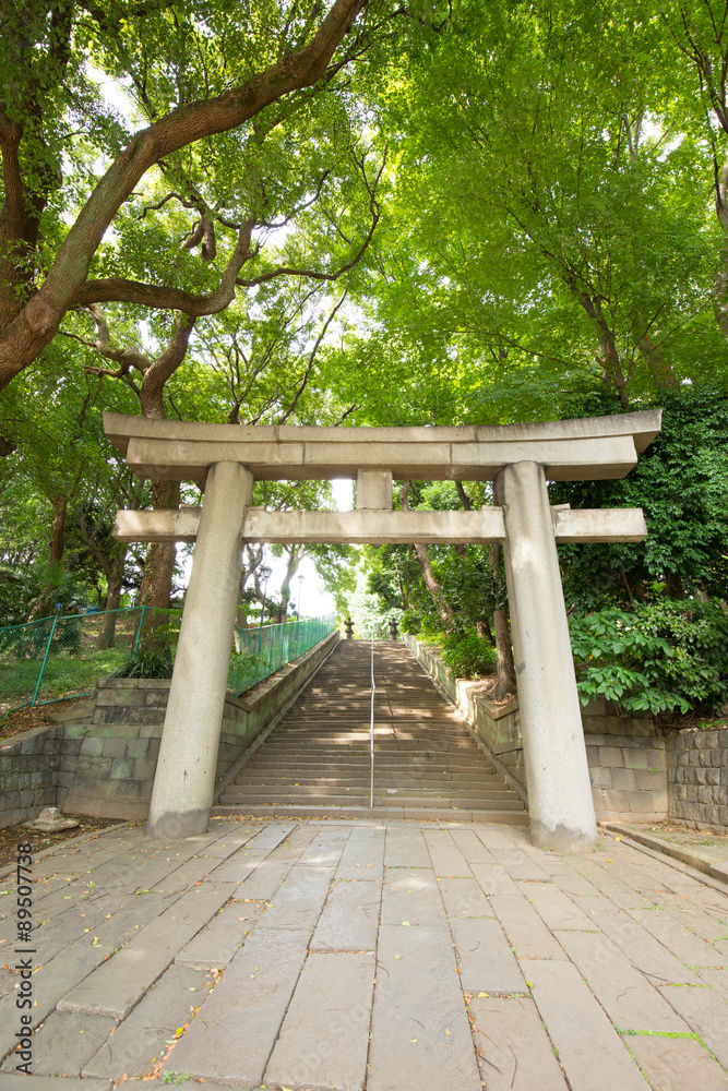 鳥居（とりい）と緑の木々