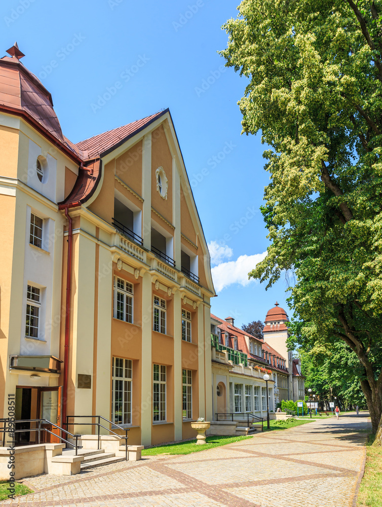 Duszniki Zdrój - Budynek Sanatorium Jan Kazimierz oraz główna aleja spacerowa w Parku Zdrojowym Duszniki Zdrój - Budynek Sanatorium Jan Kazimierz oraz główna aleja spacerowa w Parku Zdrojowym
