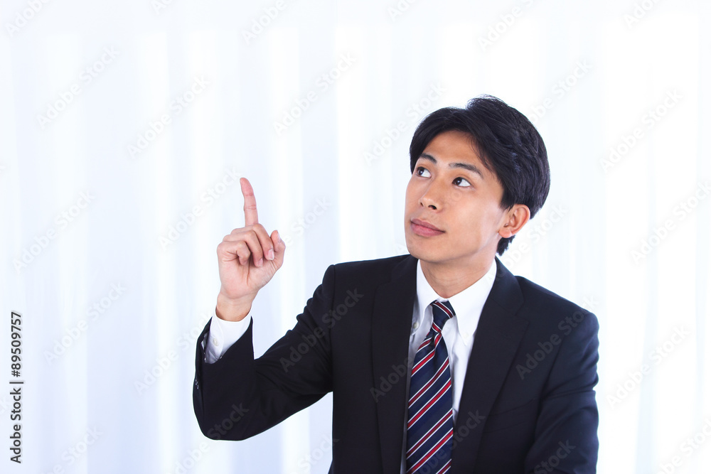 指差す若い男性ビジネスマン