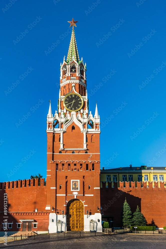 Fototapeta premium Spasskaya tower of Kremlin on Red Square in Moscow