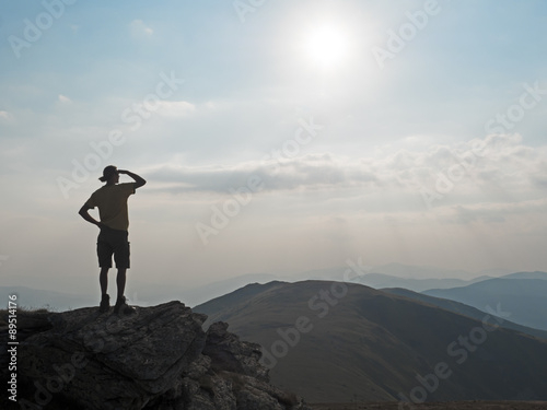 Wanderer blickt in die Berge