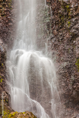  petite cascade sur paroi rocheuse 