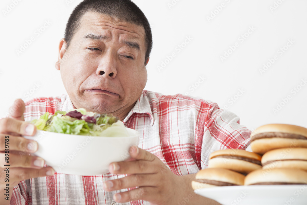 食事を摂る中年男性