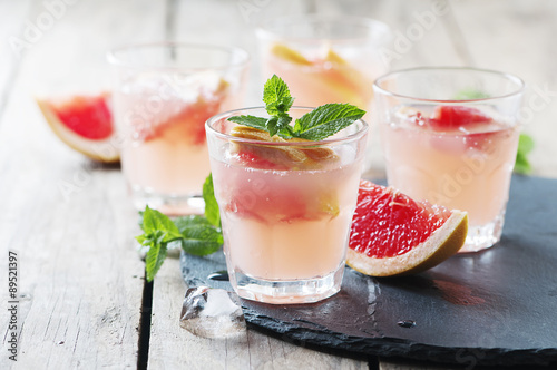 Quadro su tela Pink cocktail with ice and mint