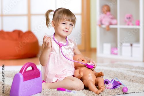 Little girl plays doctor ex...