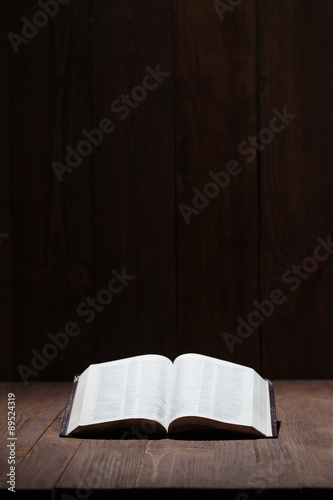 Cuadro en lienzo Image of a Holy Bible on wooden background in a dark space