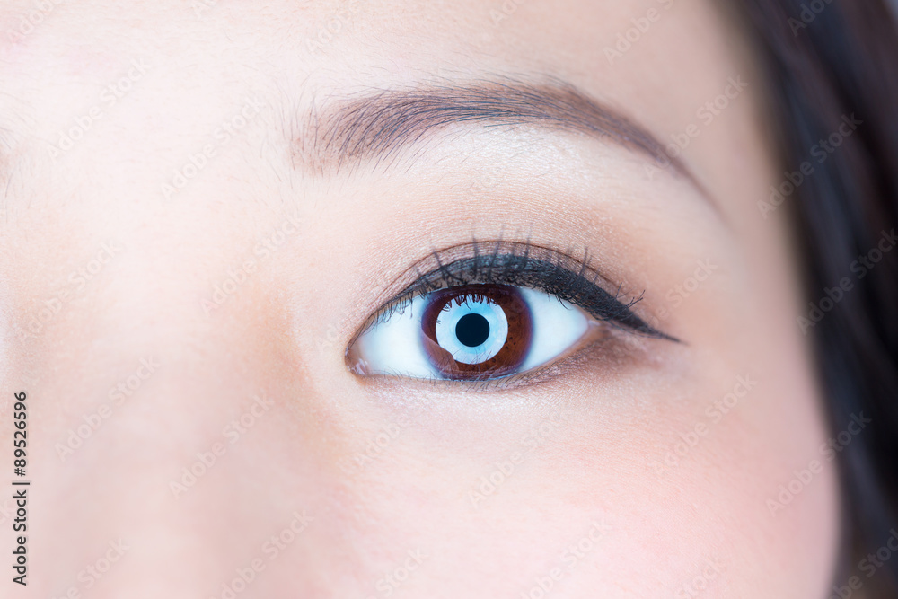 Naklejka premium 美しい瞳 / 若い女性