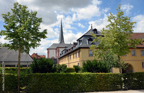Ratskellergebäude und Kirche von Veitshöchheim