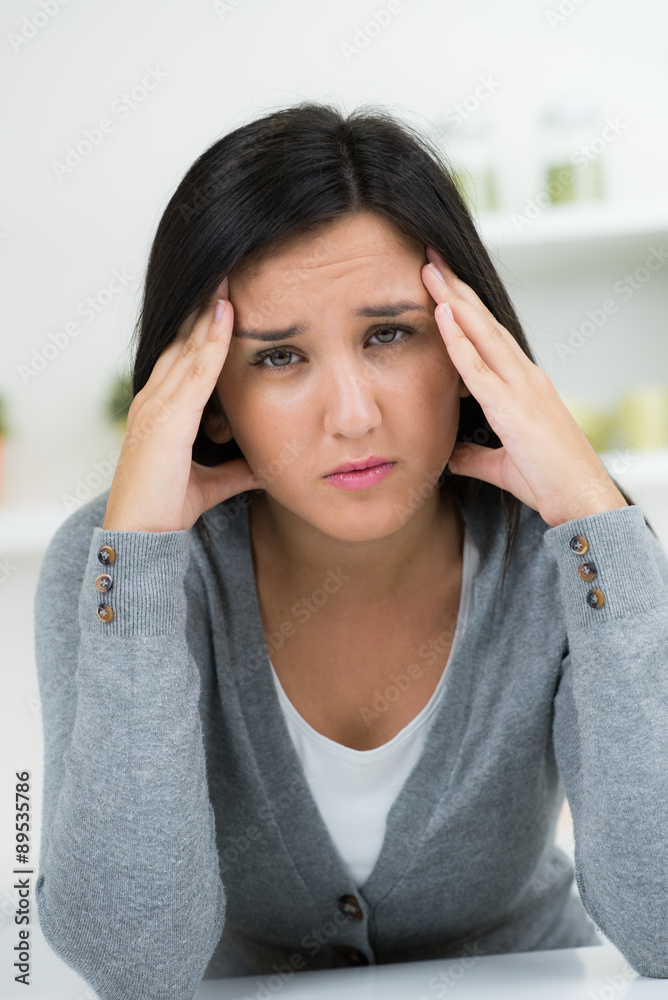 besorgte junge frau besorgte junge frau