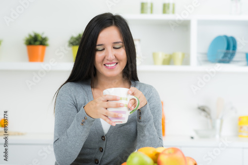 Φωτογραφία frau trinkt in der küche kaffee