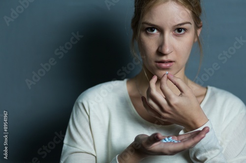 Tableau sur toile Female trying to kill herself