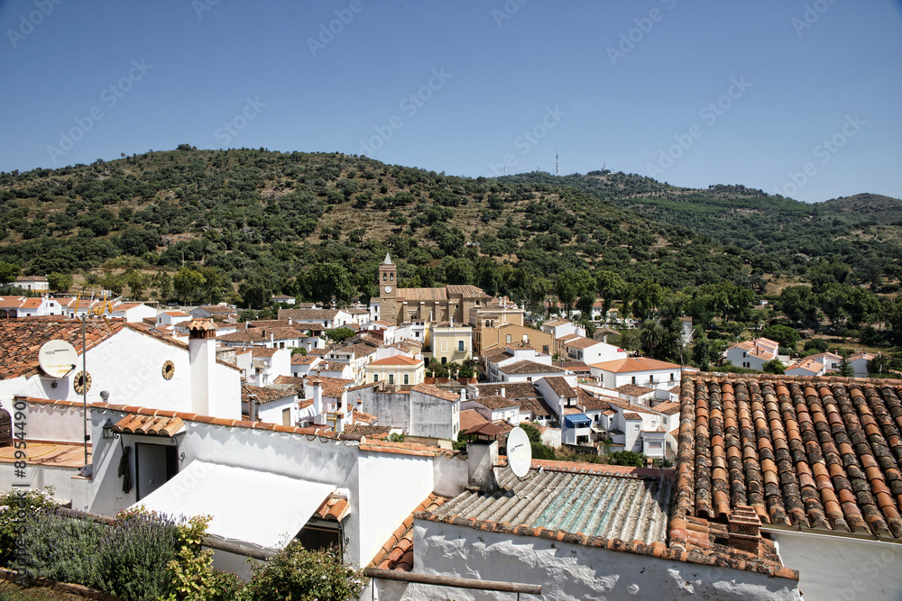 Vistas de Almonaster la Real en la provincia de Huelva, Andalucía
