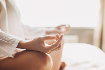 Fototapete Yogaschule Yogafrau, die zu Hause Yoga meditiert und praktiziert. Erholung, Selbstpflege, Yogatraining, Fitness, Atemübungen, Meditation, Entspannung, gesunder Lebensstil, Achtsamkeitskonzept  © kite_rin
