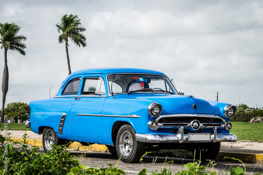 HDR blauer amerikanische Oldtimer in Varadero Cuba
