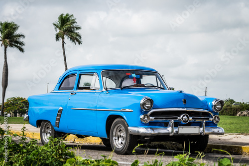 Fototapeta Naklejka Na Ścianę i Meble -  HDR blauer amerikanische Oldtimer in Varadero Cuba