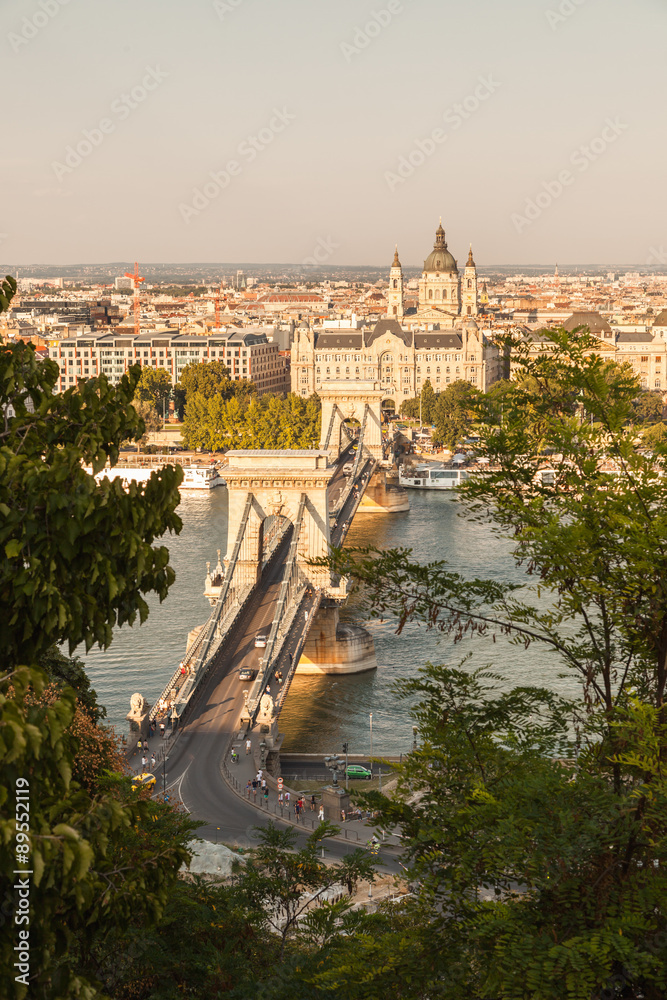 Kettenbrücke und St.-Stephans-Basilika in Budapest