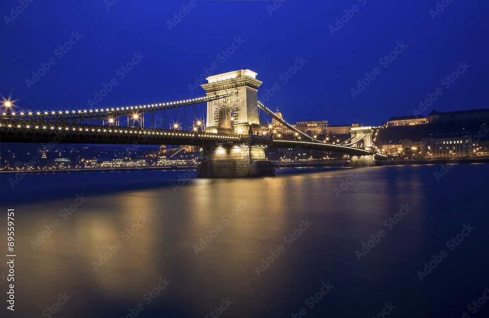 Obraz premium Budapeşte Köprü Gece