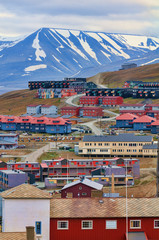 Papier peint photo Arctique Maisons colorées de Longyearbyen au Svalbard  © Don Landwehrle