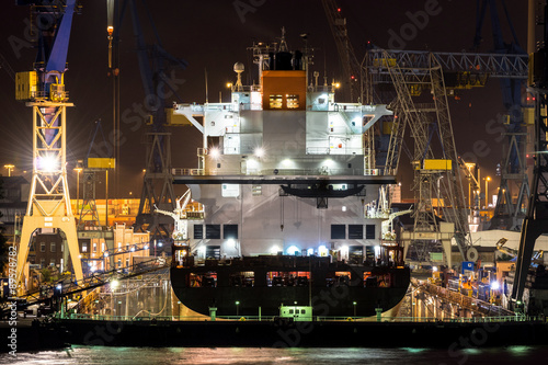 Schilderij op canvas Hamburg, Blohm und Voss Dock 17: Liverpool Express im Dock 3