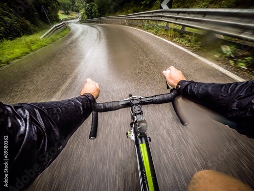ragazzo in bicicletta con la pioggia. pov original point of view photo