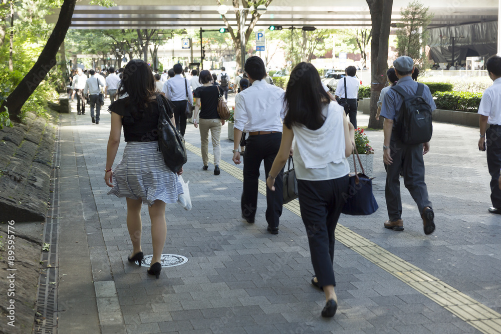 Obraz premium 通勤 日本最大級の新宿ビジネス街を歩く人々