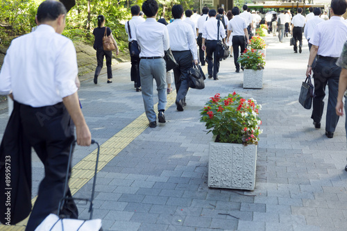 通勤 日本最大級の新宿ビジネス街を歩く人々