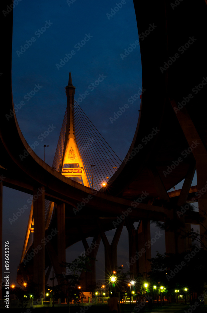 Fototapeta premium Twilight at Bhumibol Bridge in Samut Prakan, Thailand