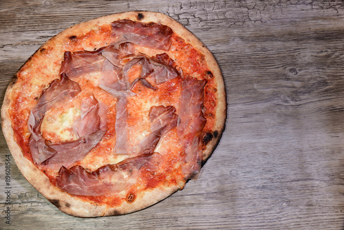 Foto pizza speck and gorgonzola on wood