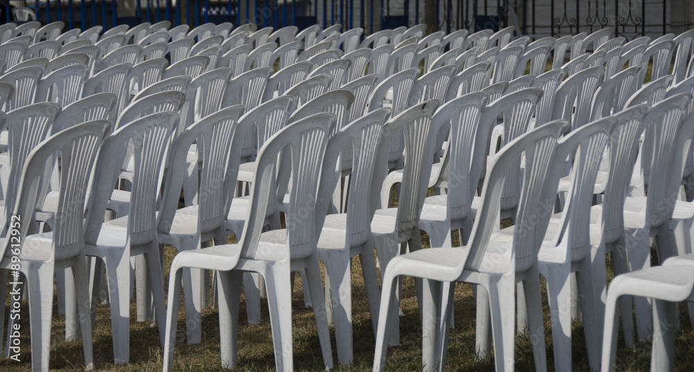 Fototapeta premium beyaz sandalyeler