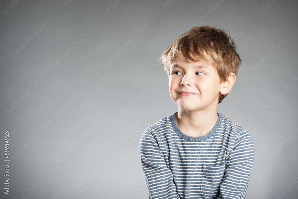 Wunschmotiv: Portrait, Junge, grauer Hintergrund, Emotion, Neugier, Blick zur #89614923