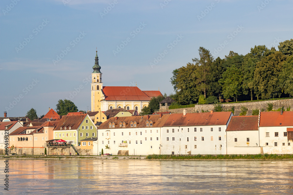 Älteste barockstadt Österreichs gesehen von Donaubrücke